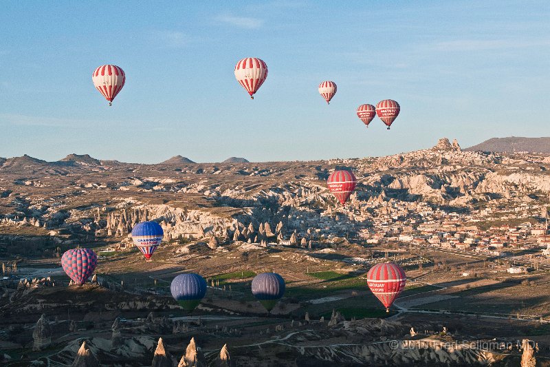 20100405_065432 D300.jpg - This area is considered excellent balloon country. As many as 30 balloons can be seen on a good day